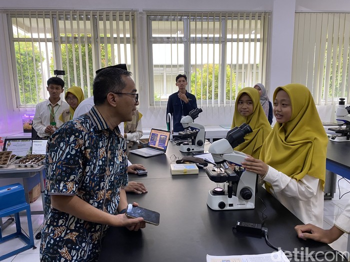 Mendiktisaintek-Menag-Mensos Tinjau SMA Unggulan CT Arsa Sukoharjo