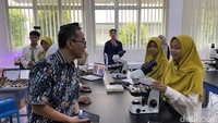 Mendikti diperlihatkan hasil salah satu peneleitian dengan mikroskop. Foto: (Fahri Zulfikar/detikcom)