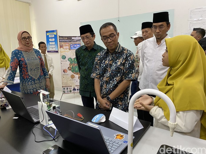 Mendiktisaintek-Menag-Mensos Tinjau SMA Unggulan CT Arsa Sukoharjo