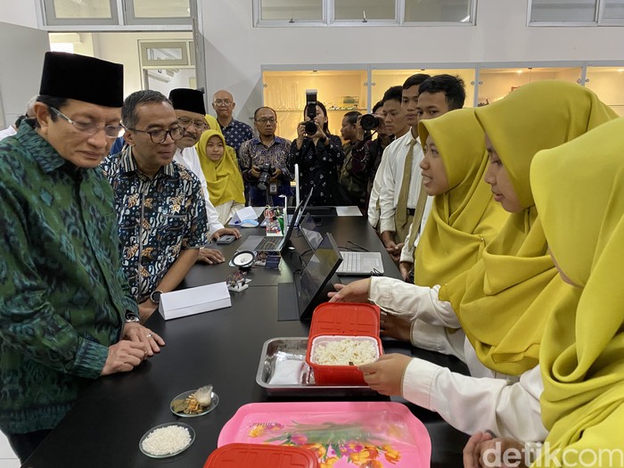 Mendiktisaintek-Menag-Mensos tinjau SMA Unggulan CT Arsa Sukoharjo Mendiktisaintek-Menag-Mensos tinjau SMA Unggulan CT Arsa Sukoharjo