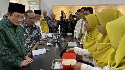 Potret Mendiktisaintek-Menag-Mensos Kunjungi SMA Unggulan CT Arsa Sukoharjo