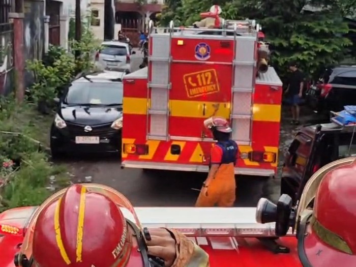 Mobil damkar Surabaya saat terhalang kendaraan warga