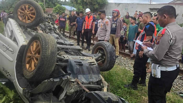 Mobil ringsek parah usai ditabrak kereta api di Asahan