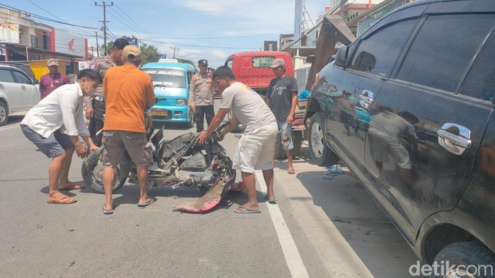 Mobil tabrakan dengan motor di Polewali Mandar (Polman), Sulawesi Barat.