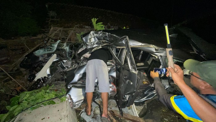 Mobil tertabrak KA di Lamongan