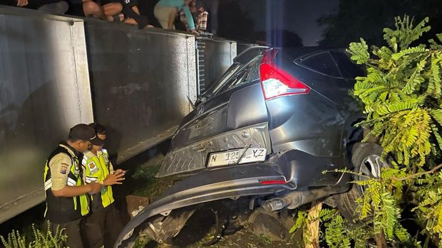 Mobil tertabrak KA di Lamongan