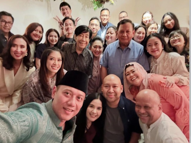 Putra Presiden Republik Indonesia (RI) Prabowo dan Titiek Soeharto, Ragowo Hediprasetyo Djojohadikusumo atau Didit Hediprasetyo, merayakan ulang tahunnya. Selebrasi tersebut dihadiri anak-anak hingga cucu para mantan presiden RI. Kebersamaan mereka sempat diabadikan dan menjadi perbincangan publik. (Foto: Instagram/@annisayudhoyono)