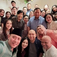 Putra Presiden Republik Indonesia (RI) Prabowo dan Titiek Soeharto, Ragowo Hediprasetyo Djojohadikusumo atau Didit Hediprasetyo, merayakan ulang tahunnya. Selebrasi tersebut dihadiri anak-anak hingga cucu para mantan presiden RI. Kebersamaan mereka sempat diabadikan dan menjadi perbincangan publik. (Foto: Instagram/@annisayudhoyono)
