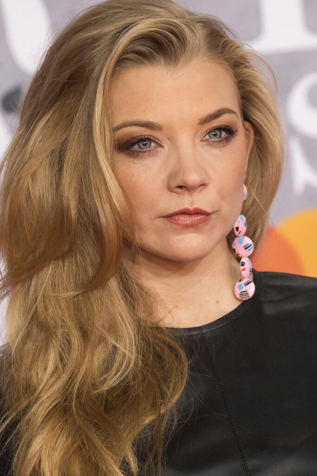 Natalie Dormer menderita kelumpuhan saraf wajah yang dideritanya saat melahirkan. Kondisinya tidak terlalu terlihat saat tersenyum, tapi ketika diam, tampak sekilas bibirnya sedikit terangkat. Foto: Vianney Le Caer/Invision/AP/Vianney Le Caer