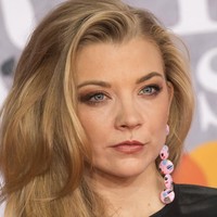 Natalie Dormer menderita kelumpuhan saraf wajah yang dideritanya saat melahirkan. Kondisinya tidak terlalu terlihat saat tersenyum, tapi ketika diam, tampak sekilas bibirnya sedikit terangkat. Foto: Vianney Le Caer/Invision/AP/Vianney Le Caer