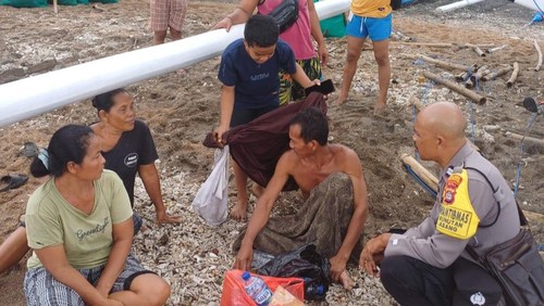 Nelayan bernama I Made Wara selamat dari maut setelah perahunya dihantam gelombang tinggi hingga terbalik saat melaut di perairan Abang, Karangasem, Minggu (23/3/2025). (Dok. Polsek Abang)