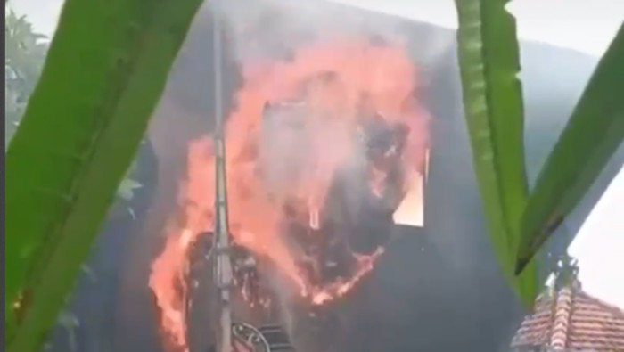 Ogoh-ogoh di Jalan Kartini, Banjar Wangaya Kelod, Denpasar, Bali, terbakar, Minggu (23/3/2025). (Tangkapan layar Instagram Damkar Denpasar)