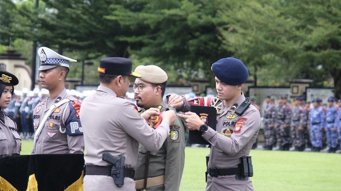 Kapolda Kalbar Irjen Pol Pipit Rismanto menyematkan pita tanda personel yang terlibat dalam Operasi Ketupat Kapuas 2025.