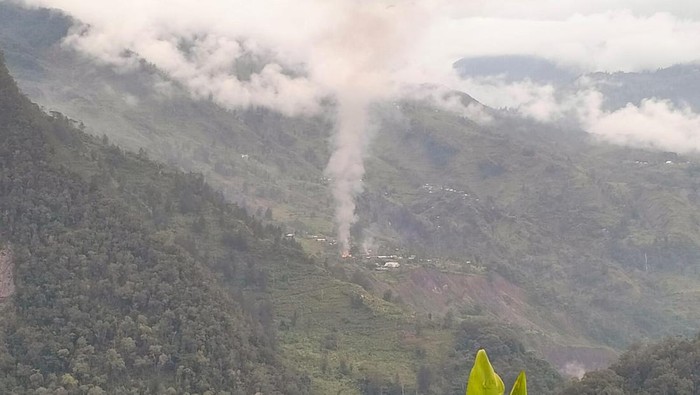 OPM bakar sejumlah bangunan sekolah dan rumah guru di Kampung Anggruk, Yahukimo.