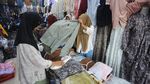 Pasar Rakyat Meulaboh Diserbu Warga yang Berburu Baju Lebaran