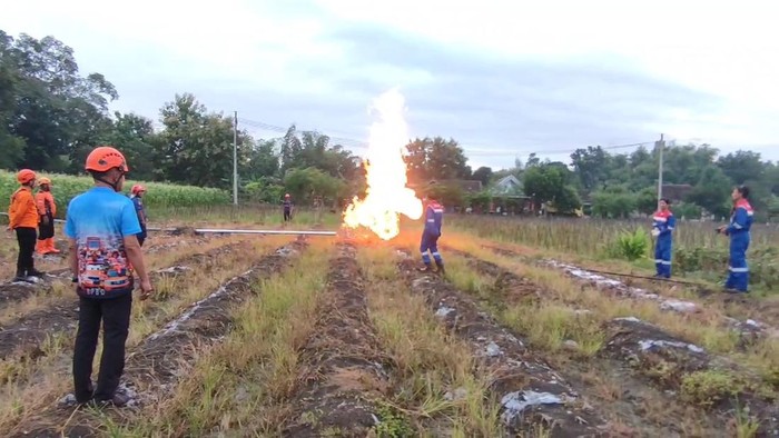 Pembuangan gas dari sumur bor di Bojonegoro