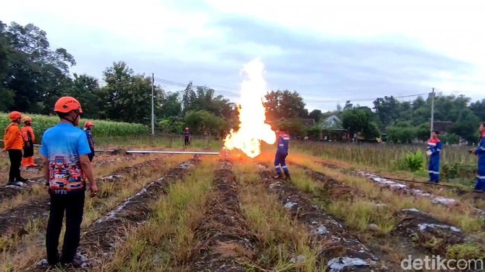 Pembuangan gas dari sumur bor di Bojonegoro Pembuangan gas dari sumur bor di Bojonegoro