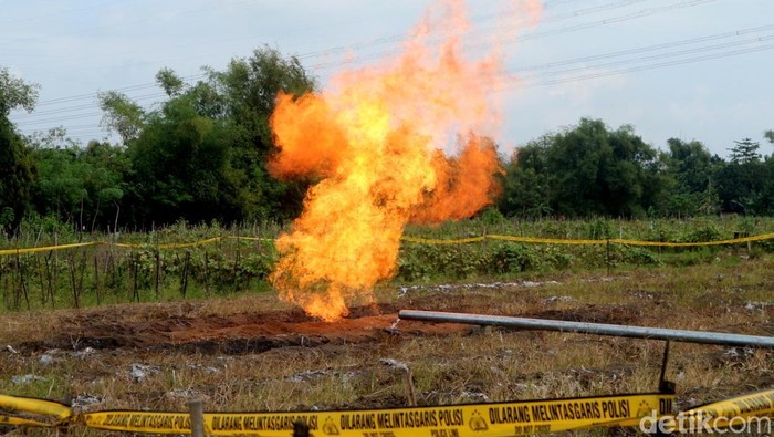 Pembuangan gas dari sumur bor di Bojonegoro