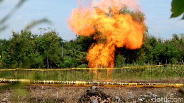 Pembakaran Semburan Gas Sumur Bor di Masjid Bojonegoro