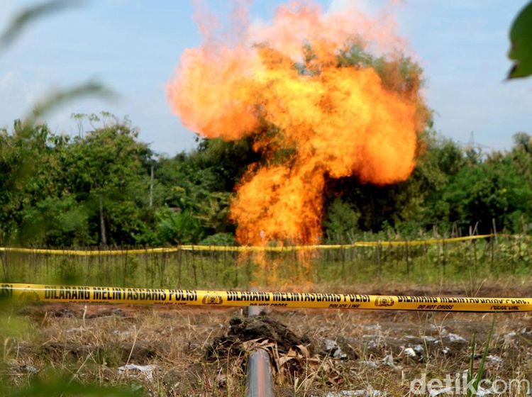 Pembakaran Semburan Gas Sumur Bor di Masjid Bojonegoro