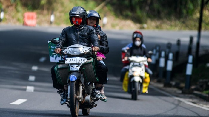 Seminggu jelang lebaran, arus mudik sudah terasa di Jalur Nagreg, Kabupaten Bandung, Jawa Barat, Minggu (23/3/2025). Pemudik yang menggunakan motor sudah melintas di jalur tersebut.