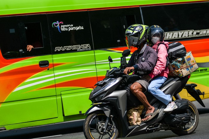 Seminggu jelang lebaran, arus mudik sudah terasa di Jalur Nagreg, Kabupaten Bandung, Jawa Barat, Minggu (23/3/2025). Pemudik yang menggunakan motor sudah melintas di jalur tersebut.