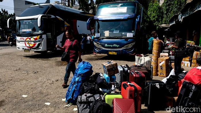 Pemudik menunggu keberangkatan bus di Terminal bayangan Pondok Pinang, Jakarta, Minggu (23/3/2025). Menteri Perhubungan Dudy Purwagandhi memprediksi puncak arus mudik lebaran 2025 akan terjadi pada tanggal 28 Maret dengan estimasi sekitar 146,48 juta orang akan melakukan perjalanan selama arus mudik lebaran.