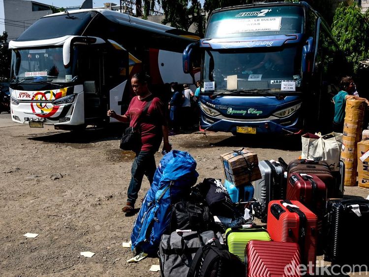 Pemudik Mulai Padati Terminal Bayangan Pondok Pinang