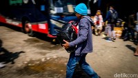 Idul Fitri kemungkinan besar akan jatuh pada akhir Maret ini. Kendati masih lebih dari sepekan, para pemudik sudah terlihat membawa tas besar sampai kardus untuk membawa barang-barang ke kampung halaman.  