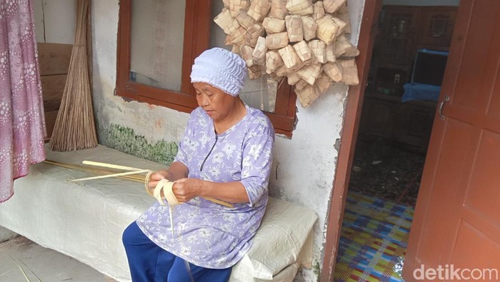 Pengrajin anyaman ketupat, Widayati (63) di Palembang, Sumatera Selatan.