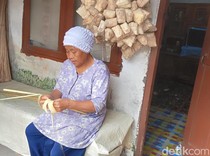 Perajin Anyaman Ketupat di Palembang Dibanjiri Pesanan dan Raup Cuan