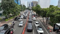 Seperti di Jalan Basuki Rahmat yang menjadi akses utama menuju Tunjungan Plaza. Jalan Basuki Rahmat dipadati oleh ribuan kendaraan. Kepadatan terjadi sekitar 250 meter.