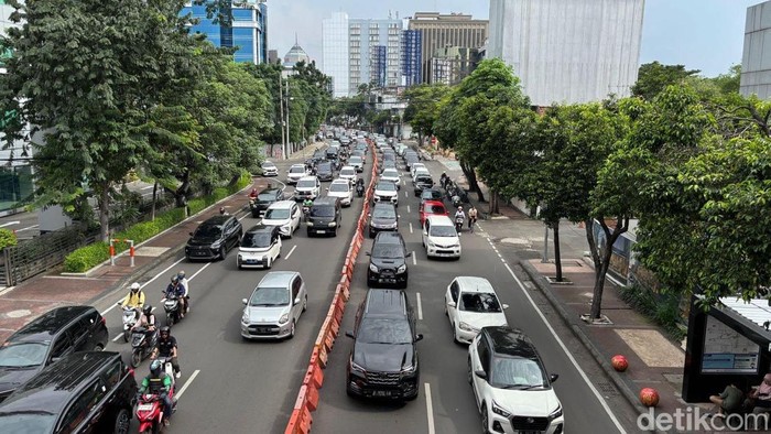 Pengunjung memadati salah satu mal di Surabaya Pengunjung memadati salah satu mal di Surabaya