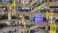 Salah satunya dipusat perbelanjaan  di Tunjungan Plaza (TP). Pantauan detikJatim ada ribuan orang yang memenuhi area perbelanjaan untuk mencari pakaian terbaik bagi mereka dan keluarga.