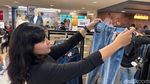 Pengunjung Mulai Padati Mal di Surabaya Jelang Lebaran