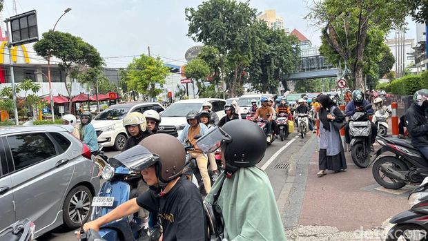 Pengunjung memadati salah satu mal di Surabaya, yakni Tunjungan Plaza.
