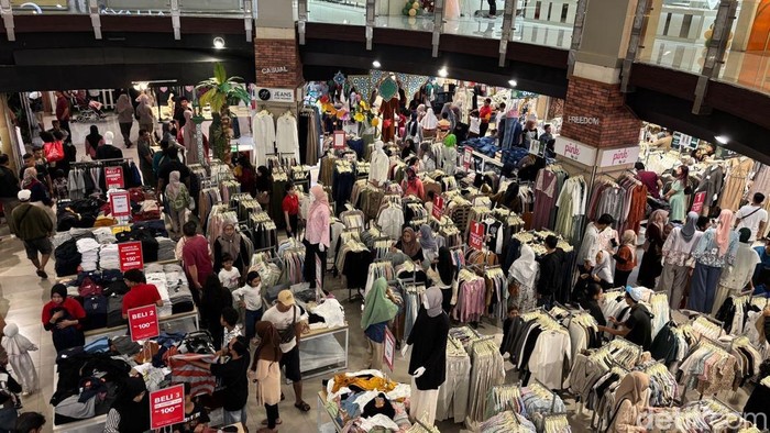 Pengunjung memadati salah satu mal di Surabaya, yakni Tunjungan Plaza.