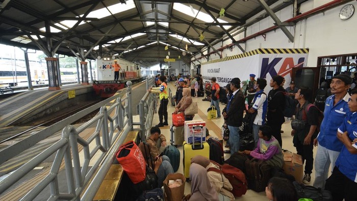 Penumpang menunggu di Stasiun Surabaya Pasarturi.