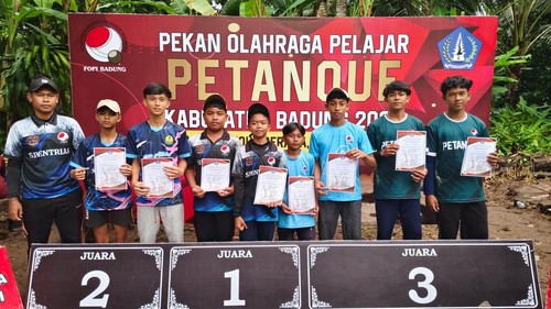 Penyerahan penghargaan para juara Porjar Cabang Petanque Badung 2025 di Lapangan Petanque Gerana, Desa Sangeh, Kecamatan Abiansemal, Minggu (23/3/2025). (Krisna Pradipta/detikBali)