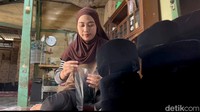 Namun, menjelang Hari Raya Idul Fitri, pesanan yang masuk ke tempatnya melonjak drastis, pesanan songkoknya meningkat hingga 500 pesanan.