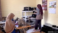 Pada hari-hari biasa ia biasanya hanya menerima pesanan songkoknya berkisar antara 50 hingga 100 pesanan.