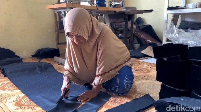 Perajin Songkok di Lamongan