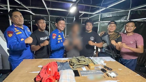 Personel gabungan Satpolairud menangkap pria berinisial L (39) yang diduga menyelundupkan ratusan batang detonator di Labuan Bajo, Manggarai Barat, NTT, Minggu (23/3/2025) dini hari (Dok. Polres Manggarai Barat)