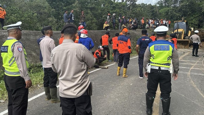 Petugas gabungan melakukan pembersihan material tanah longsor di Lematang Indah Pagar Alam.