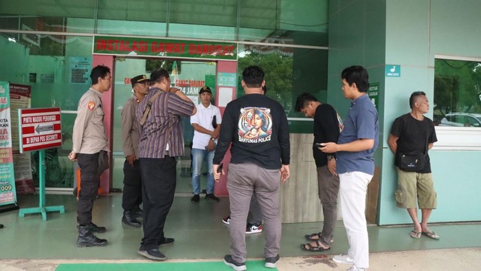 Polisi Banyumas mendampingi ART yang diduga dianiaya majikan. Foto diunggah Minggu (23/3/2025).