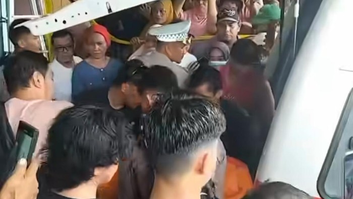 Polisi mengevakuasi jasad wanita pemilik toko elektronik di Mateng.
