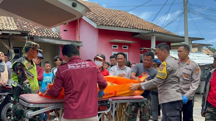 Polisi mengevakuasi jasad wanita yang ditemukan tewas di kontrakan dengan leher dijerat kabel