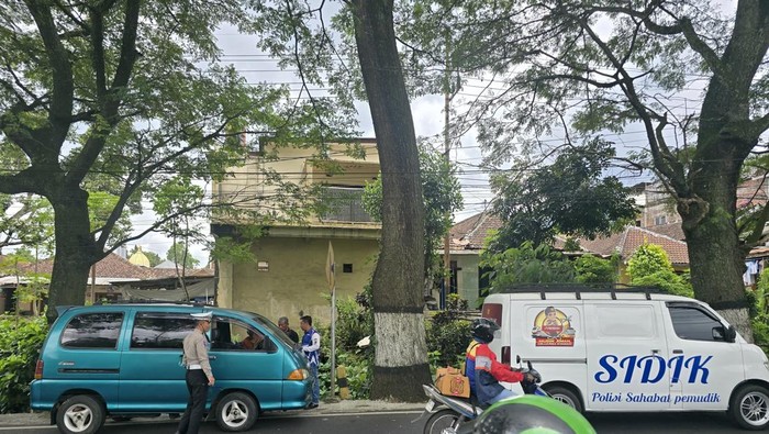 Layanan Sidik Polres Batu memberikan bantuan kepada pemudik