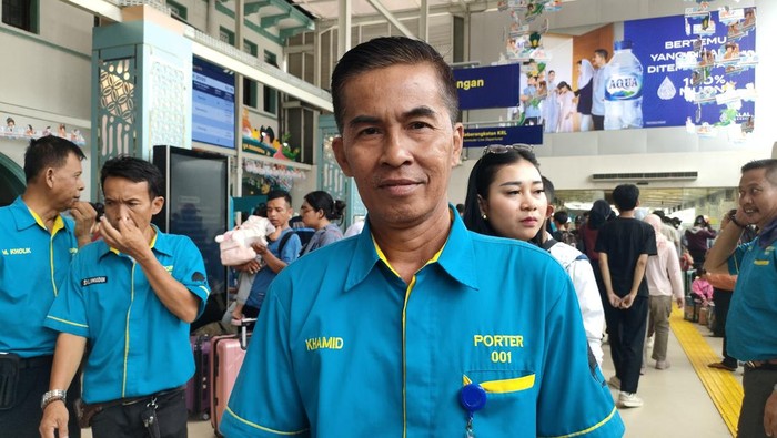 Porter di Stasiun Pasar Senen, Khamid (53) (Dwi Rahmawati/detikcom)