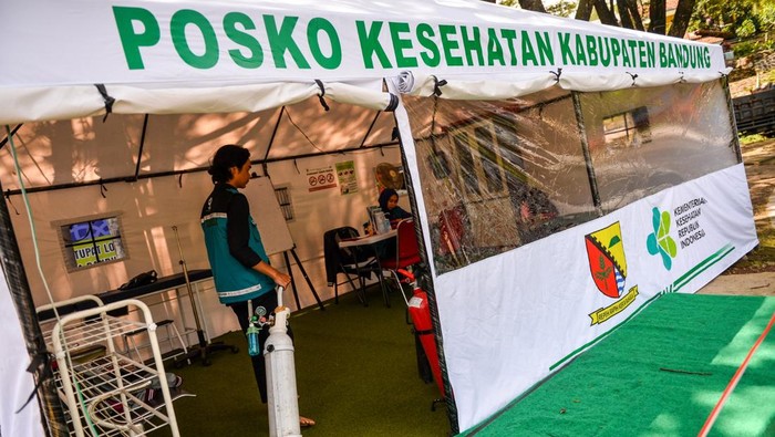 Petugas kesehatan menyiapkan obat-obatan di posko pelayanan mudik di Cikaledong, Nagreg, Kabupaten Bandung, Jawa Barat, Minggu (23/3/2025). Polresta Bandung bersama Kementerian Kesehatan mendirikan pos pelayanan dan pos kesehatan hingga H+7 arus mudik Lebaran 2025 guna memberikan pelayanan dan kenyamanan bagi pemudik yang menuju Tasikmalaya dan Jawa Tengah. ANTARA FOTO/Raisan Al Farisi/rwa.